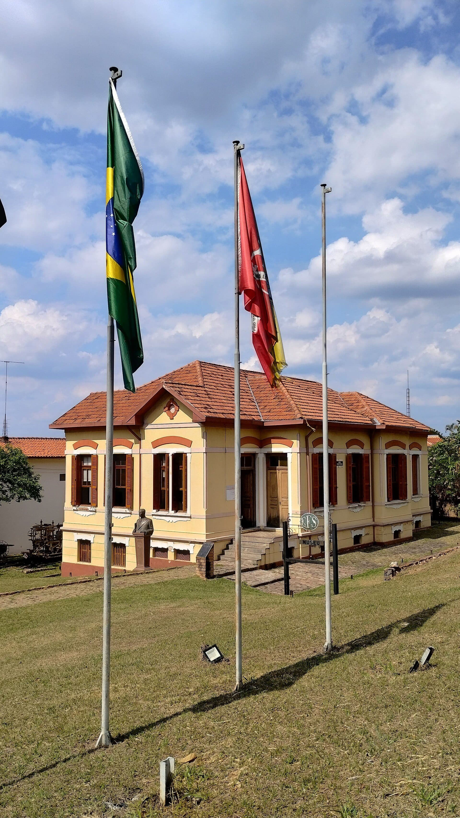 Vista da fachada do Museu da Estrada de Ferro Sorocabana