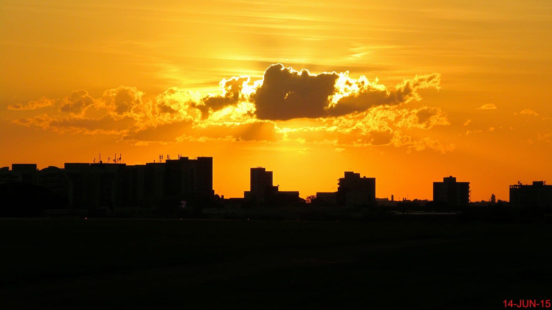 Sol entre nuvens durante o pôr do sol no Aeroclube de Bauru