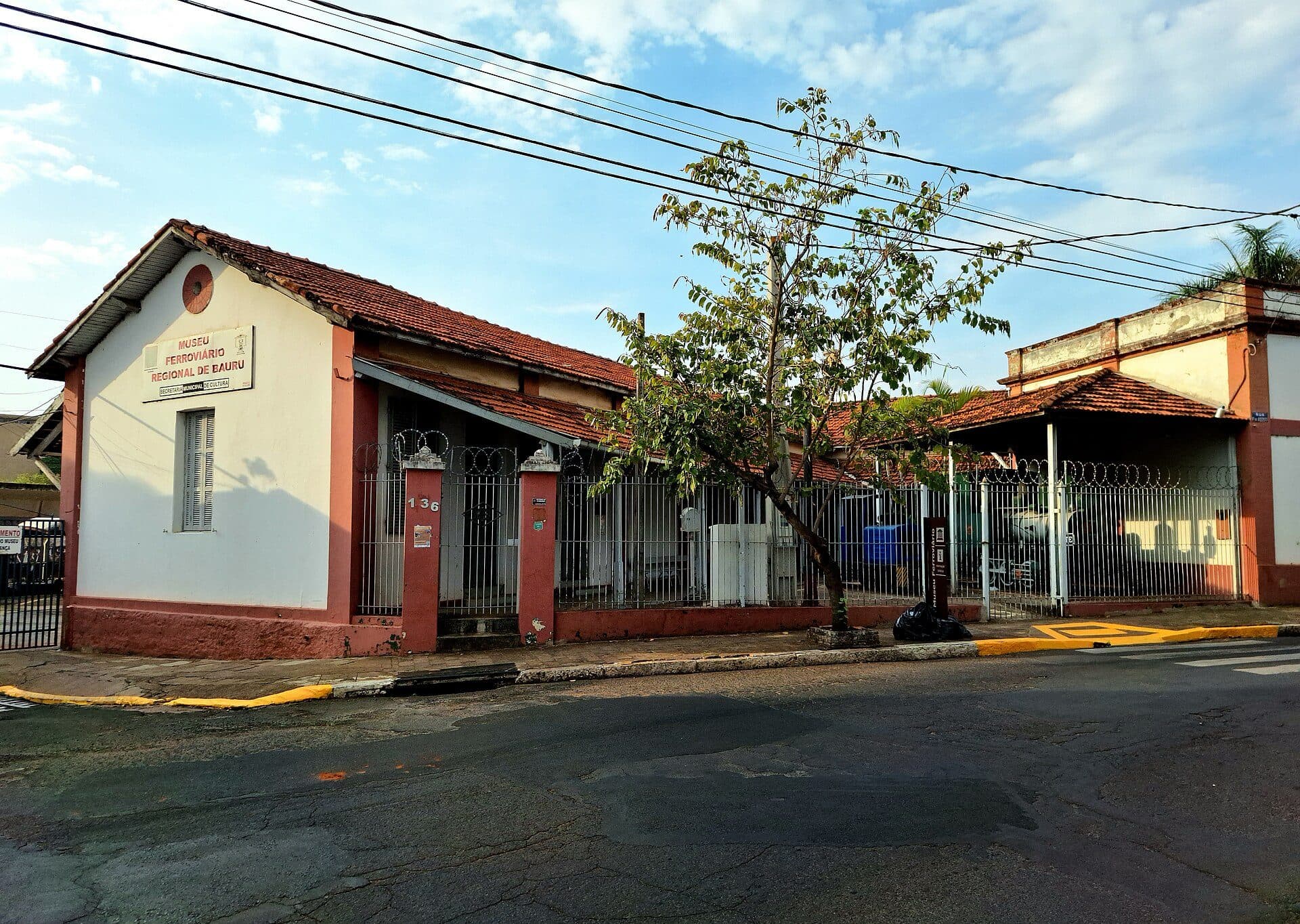Vista da fachada do Museu Ferroviário Regional de Bauru