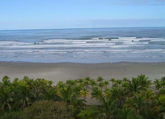 Vista da praia de Bertioga com faixa de areia e o mar
