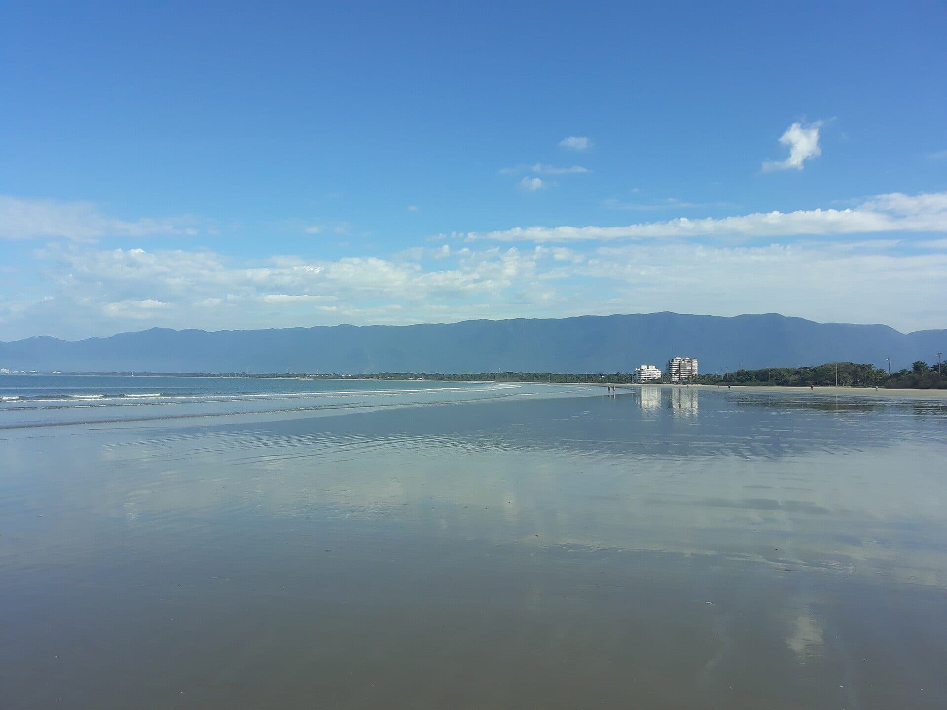 Vista da Praia do Indaiá com o centro de Bertioga ao fundo