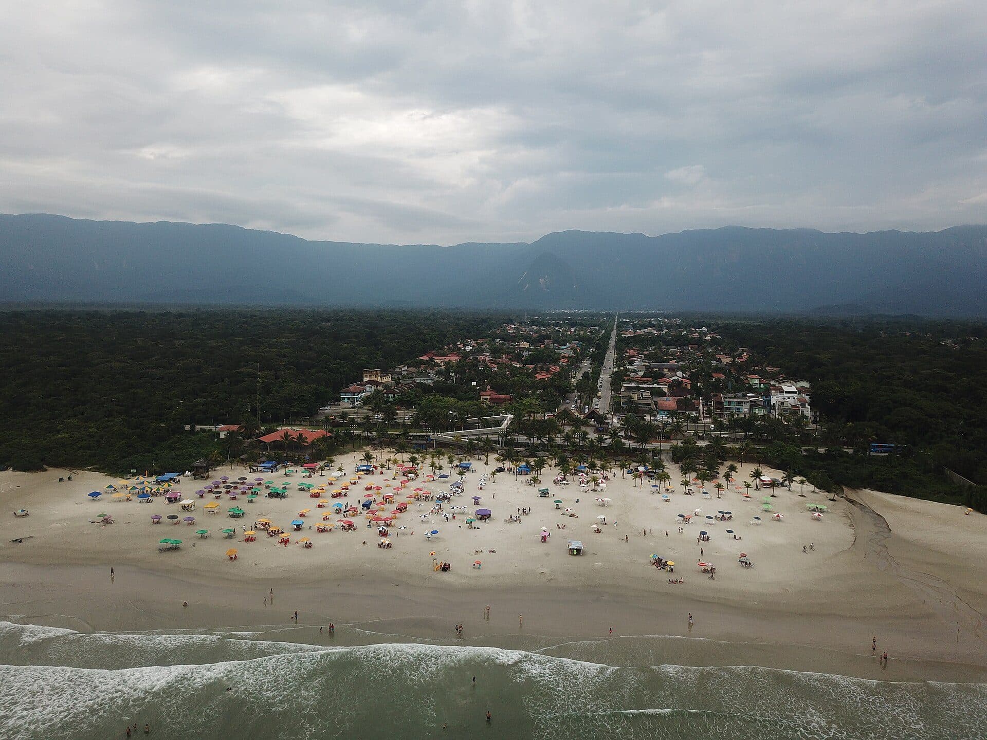 Vista da faixa de areia e do mar na Praia de Boraceia