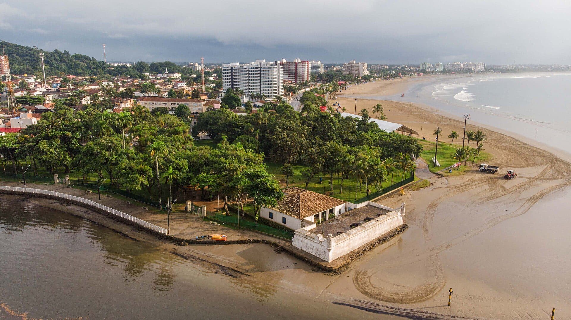 Vista do Forte São João e Parque Tupiniquim em Bertioga, São Paulo