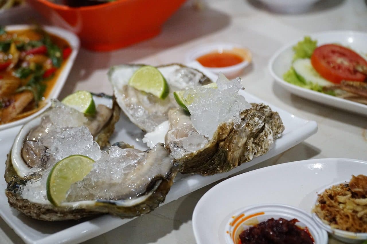 Prato servido com ostras frescas e frutos do mar