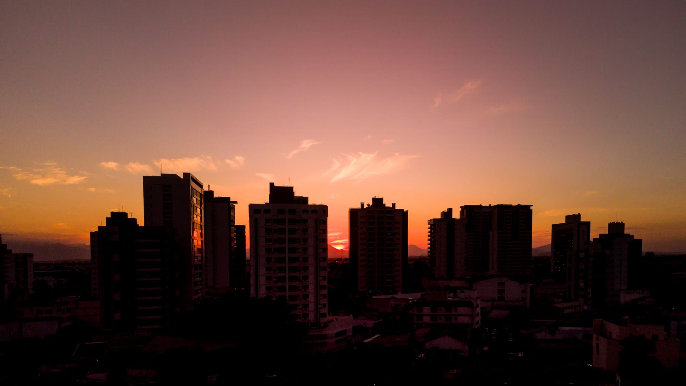 Silhueta dos prédios da cidade de Campos dos Goytacazes durante o pôr do sol