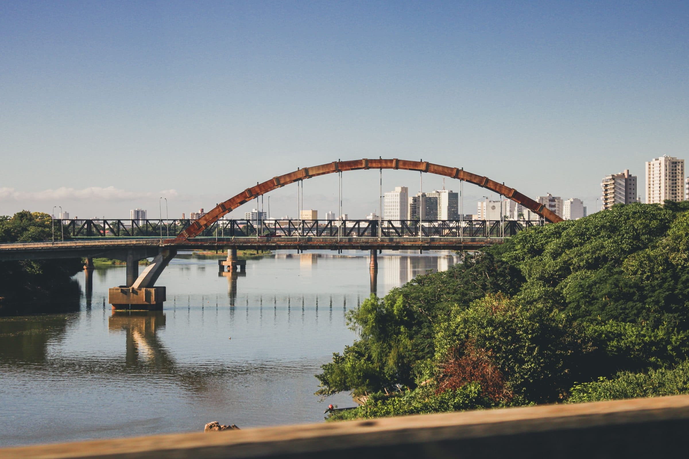 Ponte em Campos dos Goytacazes com reflexo dos edifícios da cidade