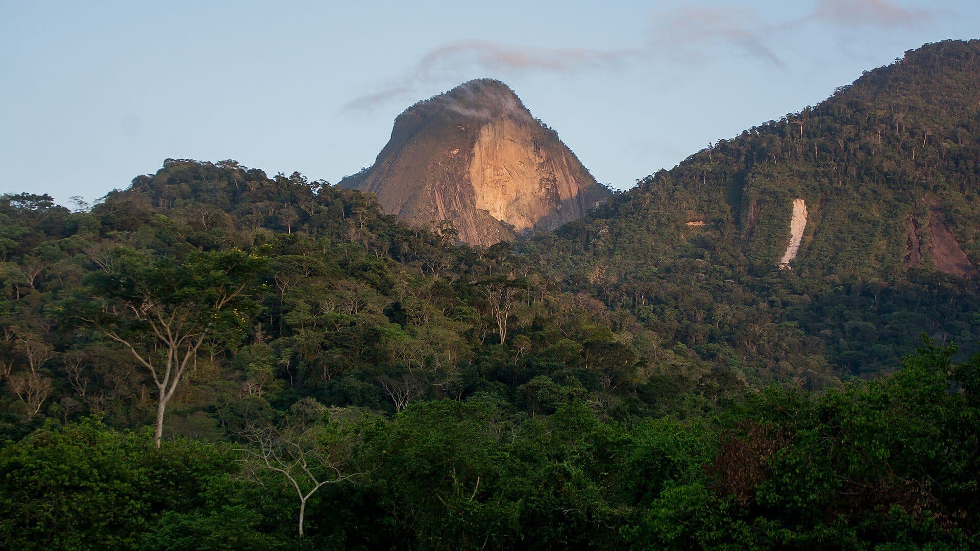 Vista da paisagem natural no Parque Estadual do Desengano