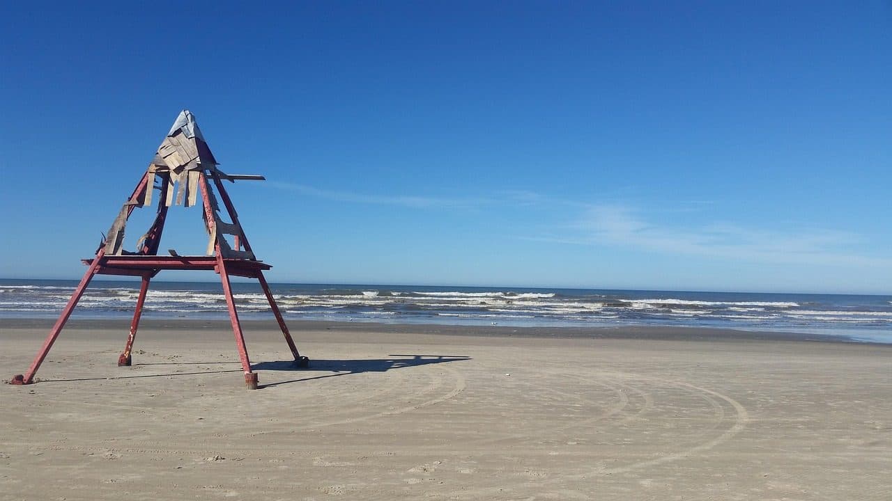 Ondas do mar quebrando na praia em Capão da Canoa
