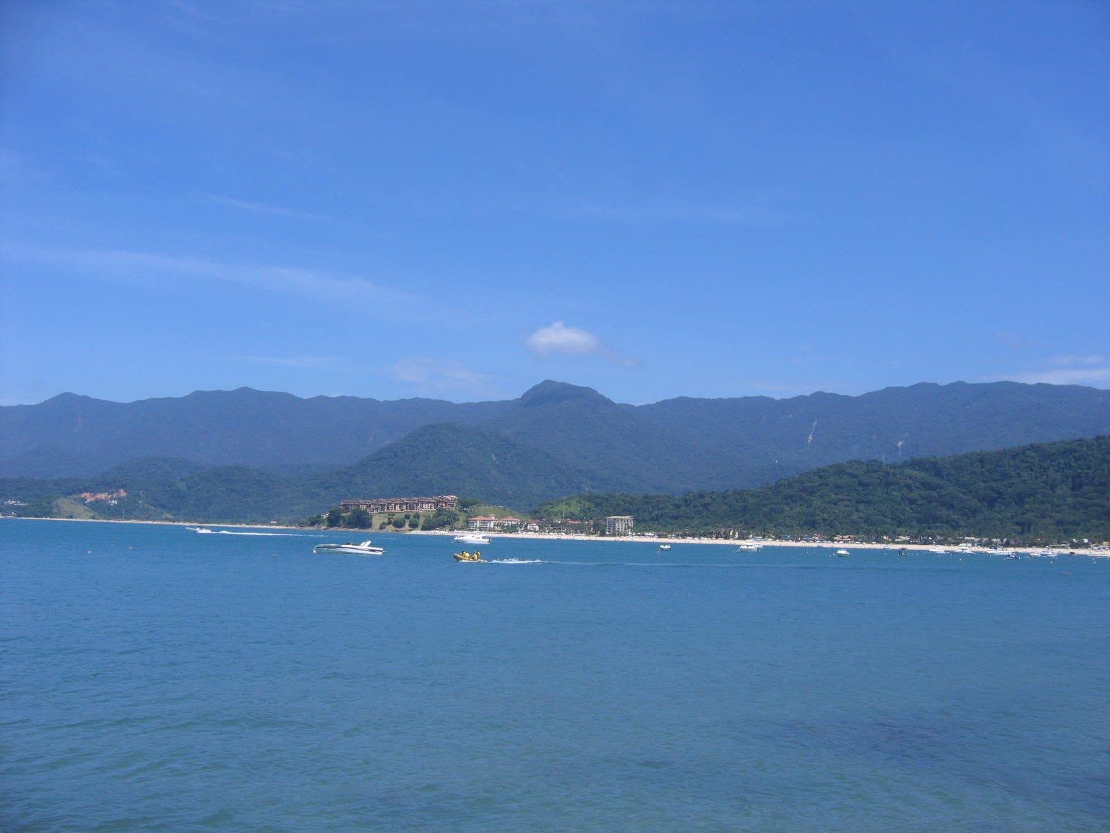 Vista panorâmica da orla e do mar na Praia de Tabatinga