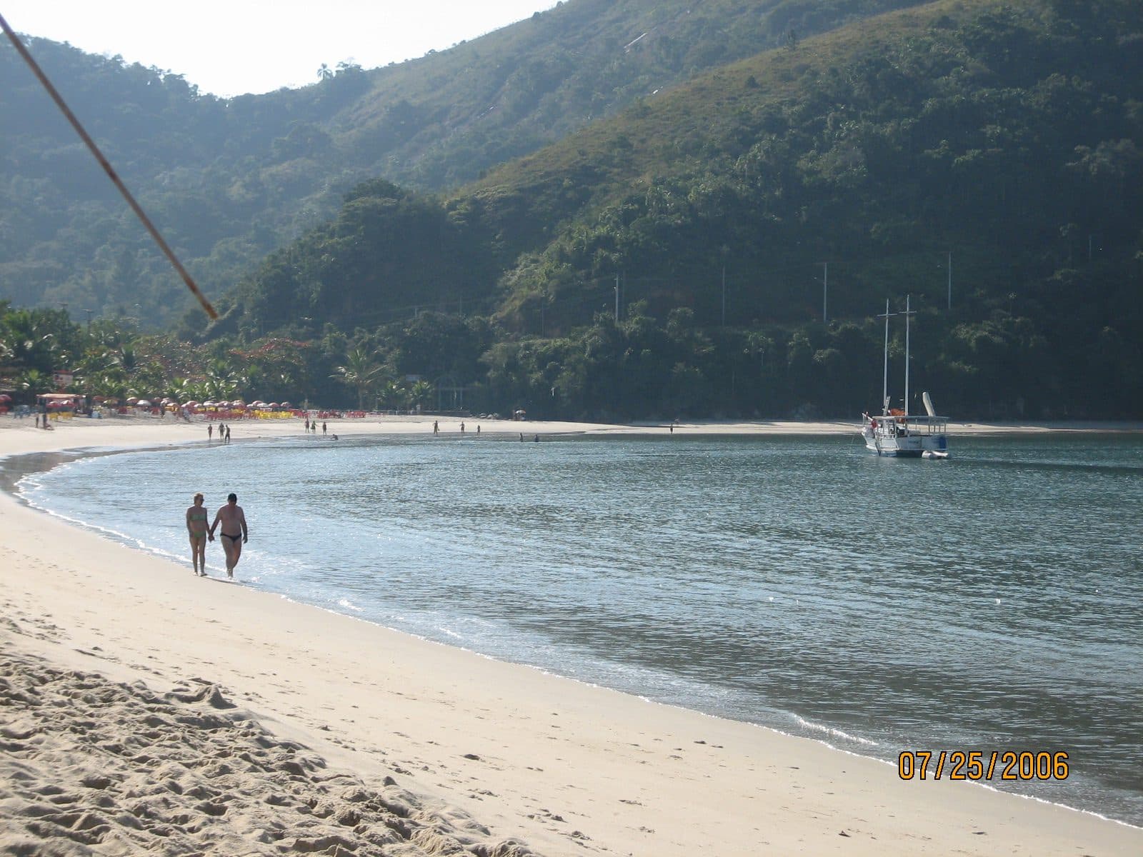 Vista da Praia Martim de Sá na orla de Caraguatatuba