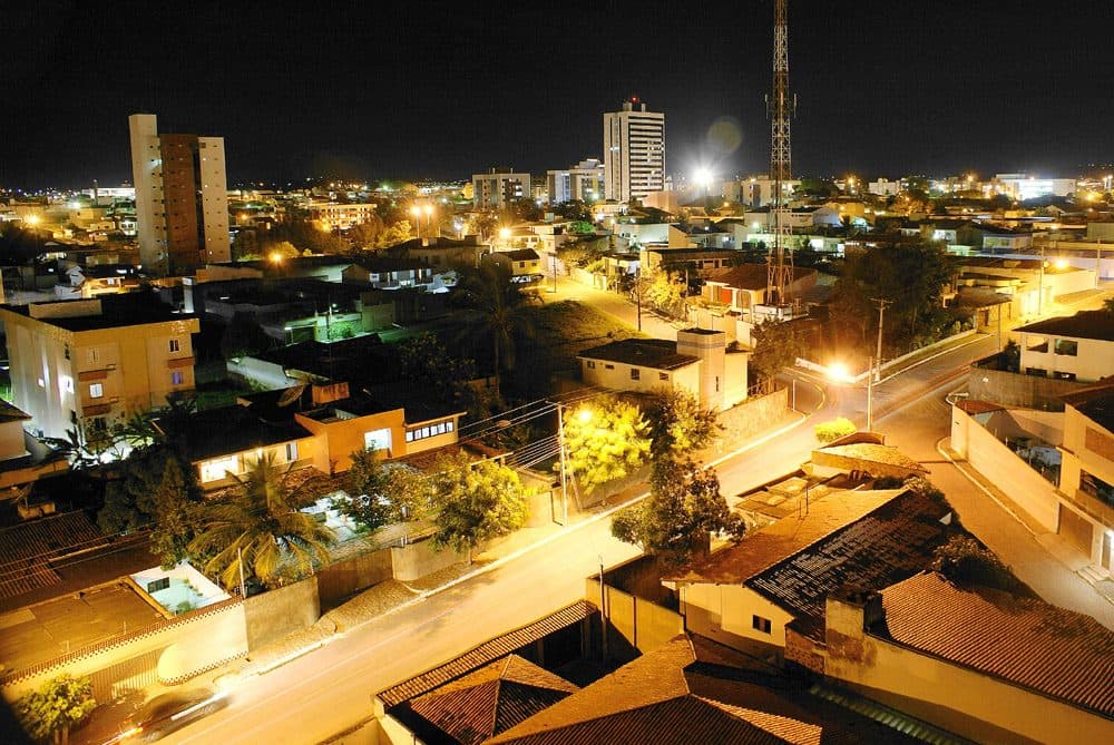 Vista panorâmica da cidade de Caruaru durante a noite