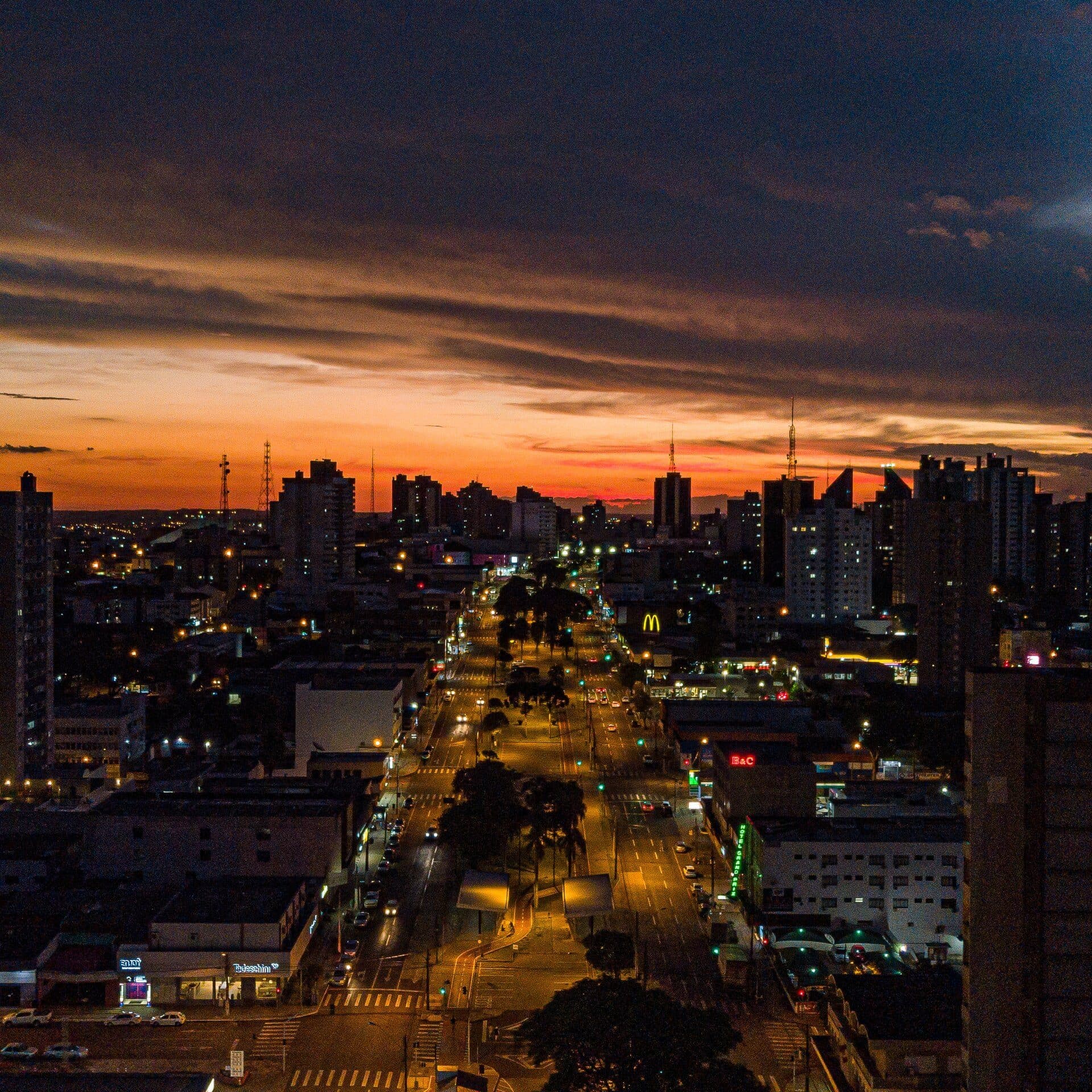 Vista aérea noturna do centro de Cascavel capturada por drone