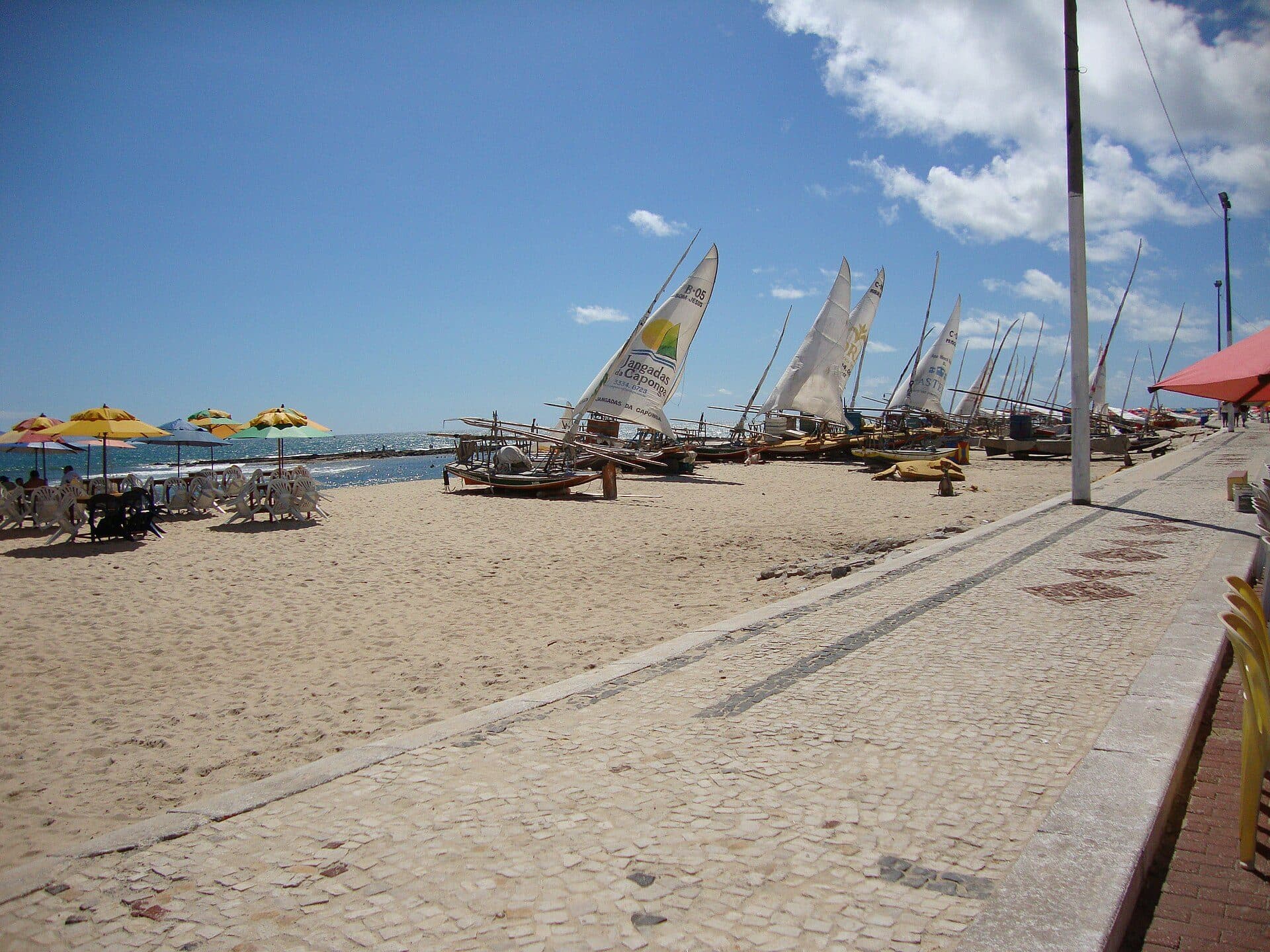 Vista do calçadão à beira-mar na Praia de Caponga