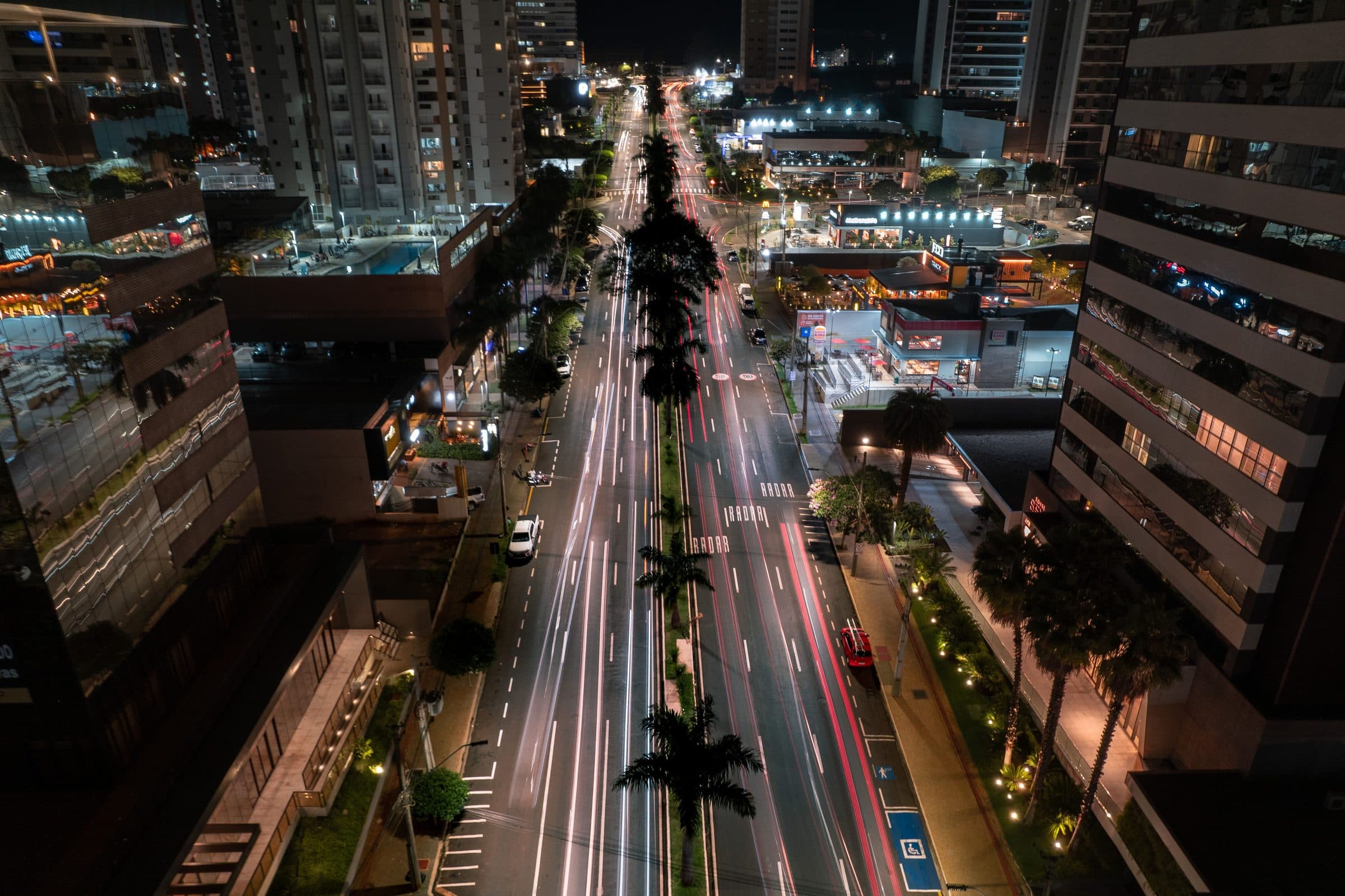 Vista aérea noturna das ruas iluminadas e da arquitetura moderna de Londrina