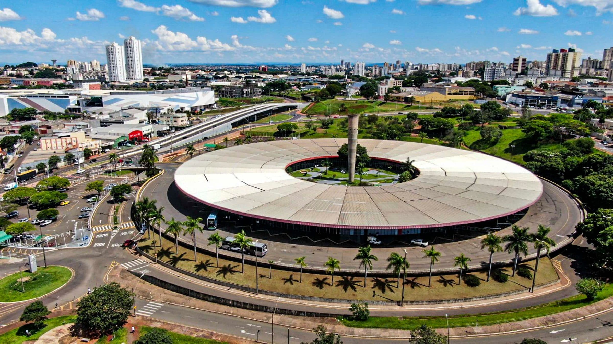 Vista aérea de Londrina mostrando a arquitetura circular e os edifícios da cidade