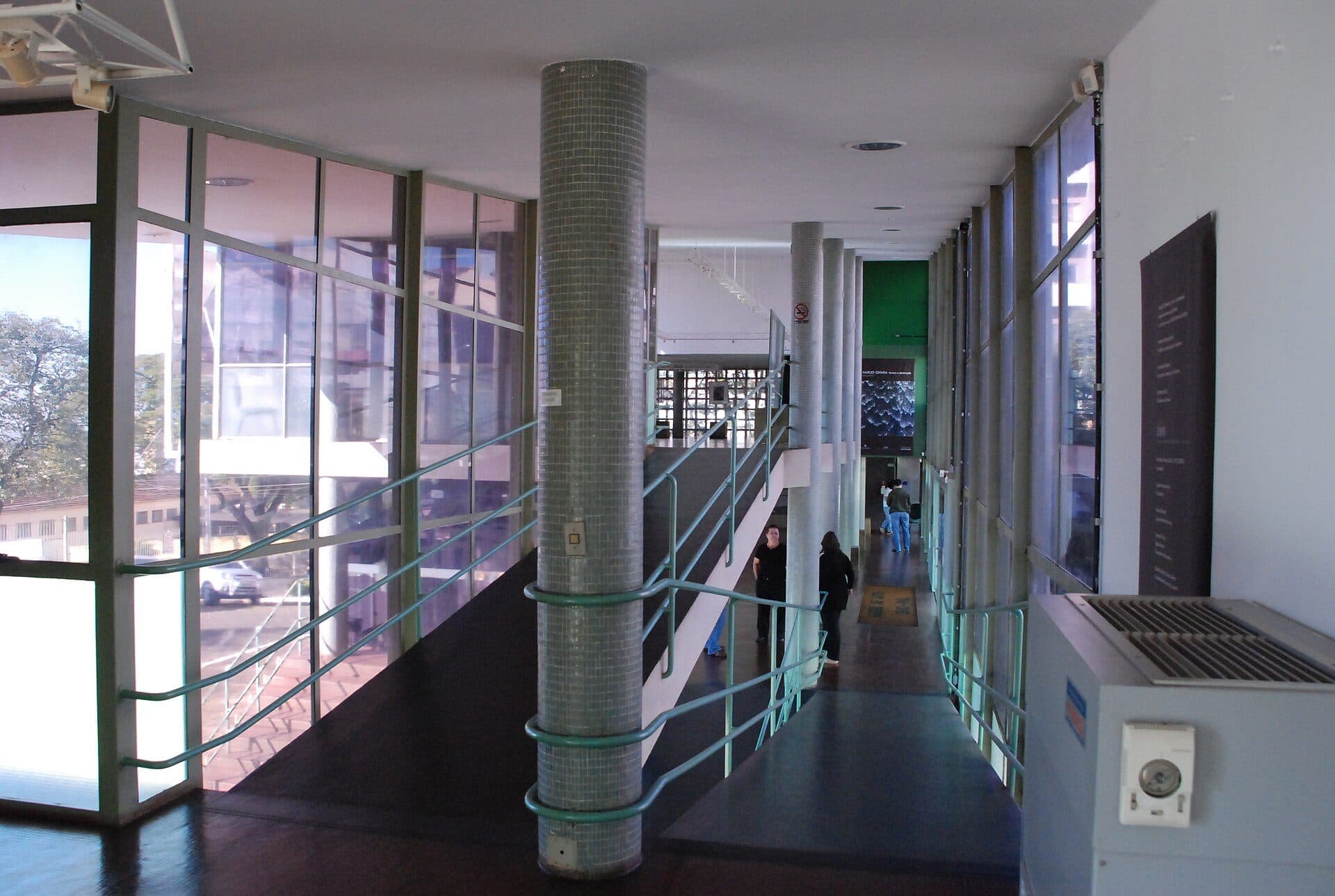 Vista do interior do Museu de Arte de Londrina no prédio da antiga Estação Rodoviária