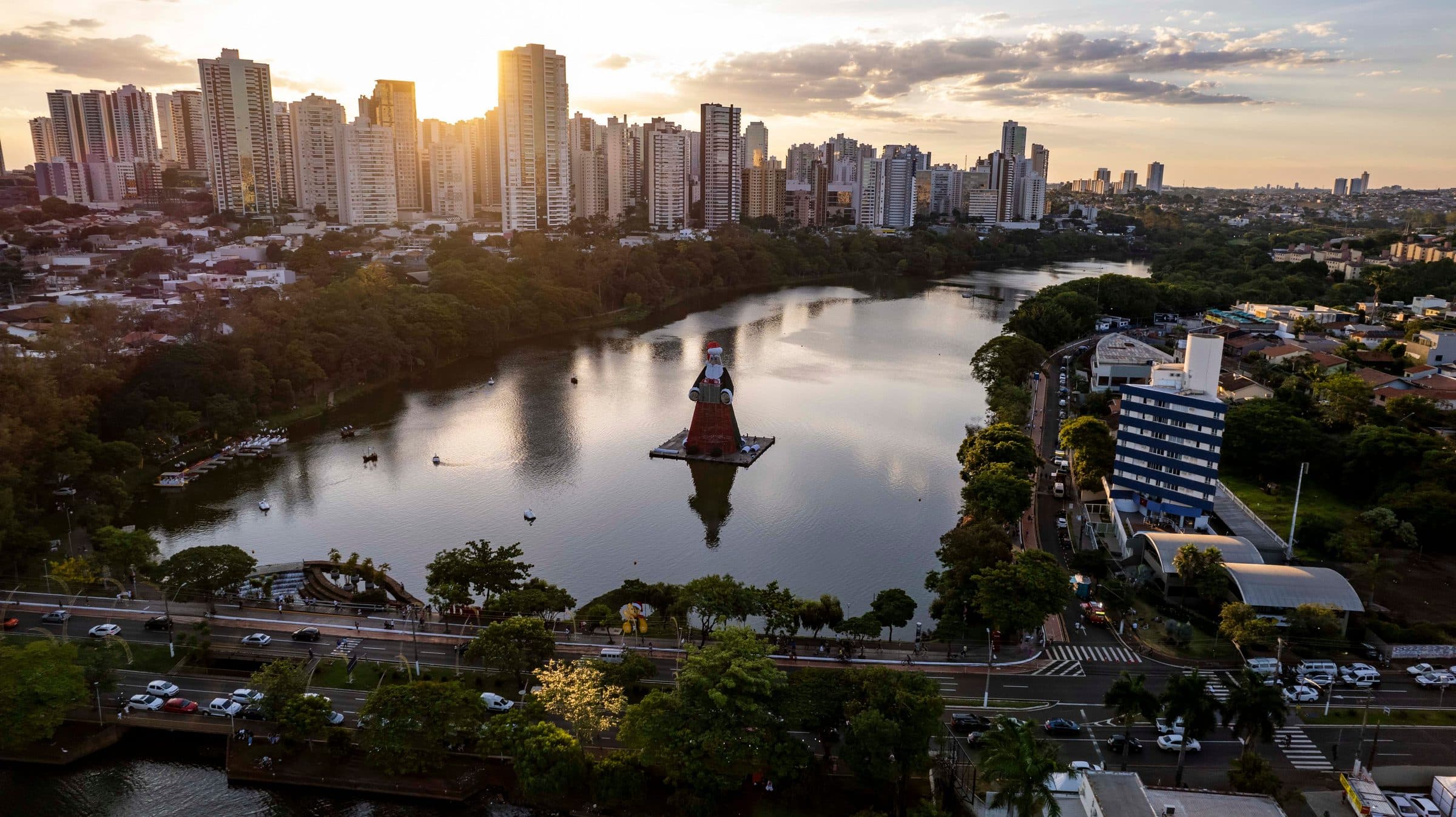 Vista aérea do Lago Igapó com os prédios da cidade de Londrina ao pôr do sol