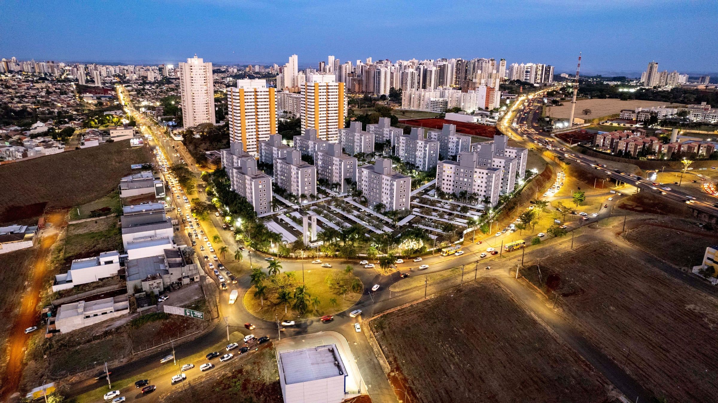 Vista aérea de Londrina ao anoitecer com as luzes da cidade e arquitetura urbana