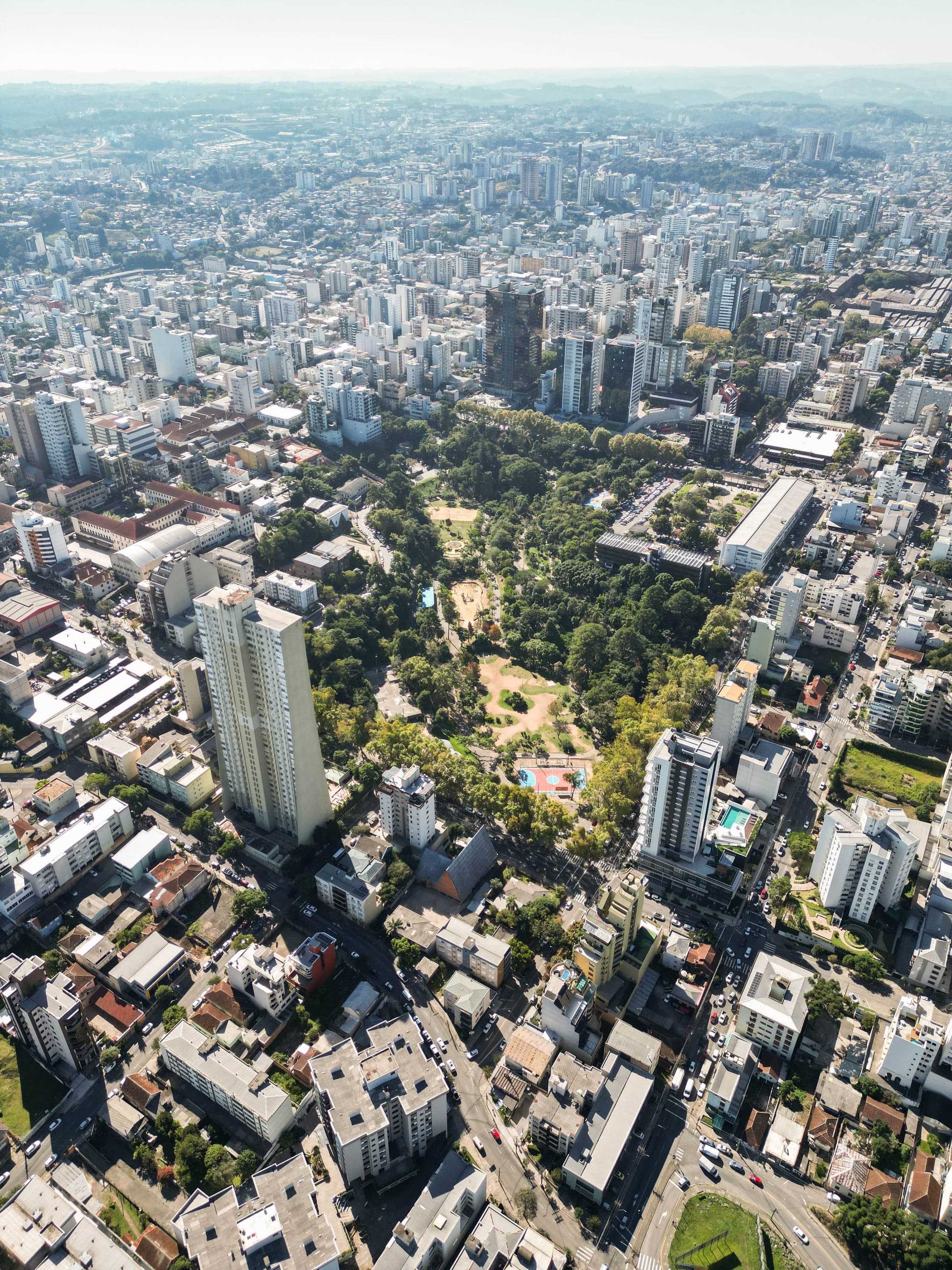 Vista aérea da cidade de Caxias do Sul com a área verde do Parque dos Macaquinhos