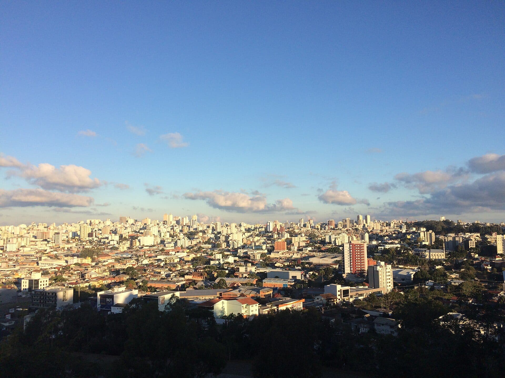 Vista panorâmica da cidade de Caxias do Sul a partir do Cristo
