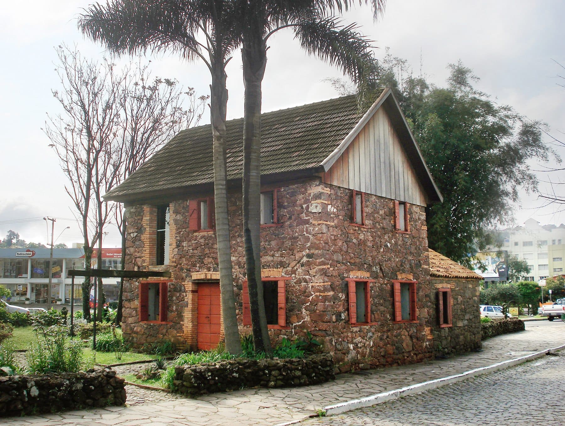 Construção rústica com paredes de pedra do Museu Casa de Pedra