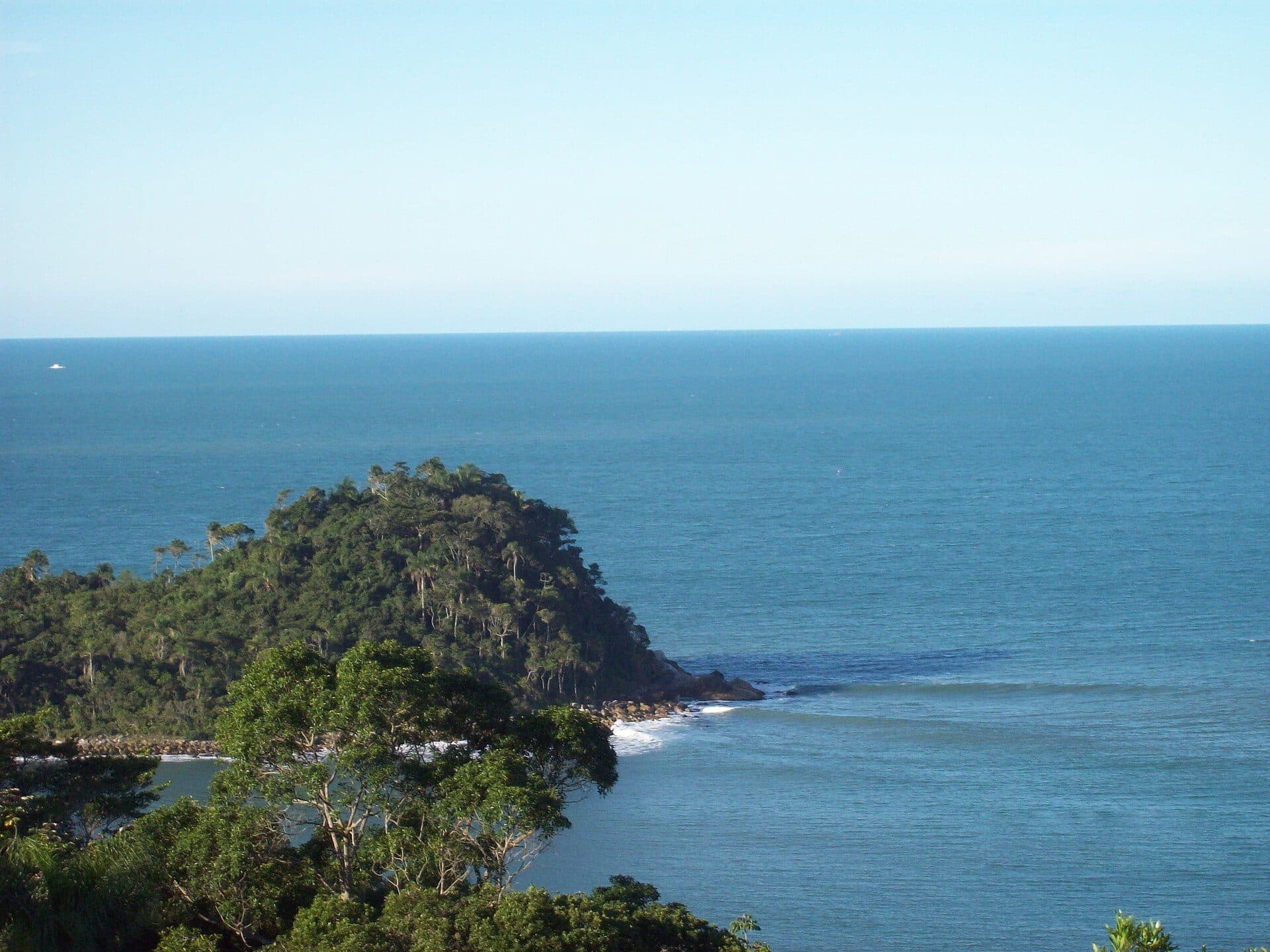 Vista da praia e da orla marítima na cidade de Itapema