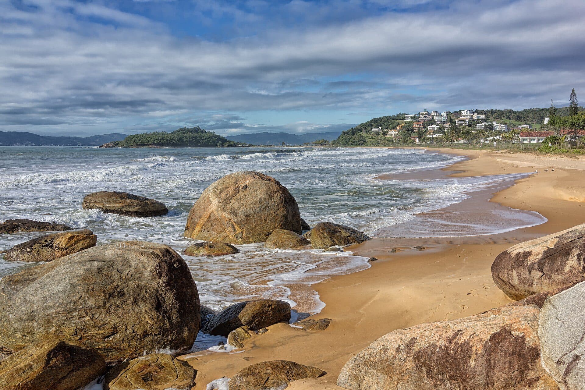 Vista panorâmica da orla e do mar na Praia Grossa