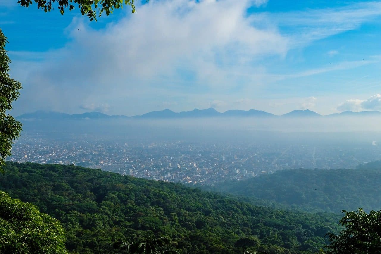Paisagem em Joinville sob céu azul com nuvens