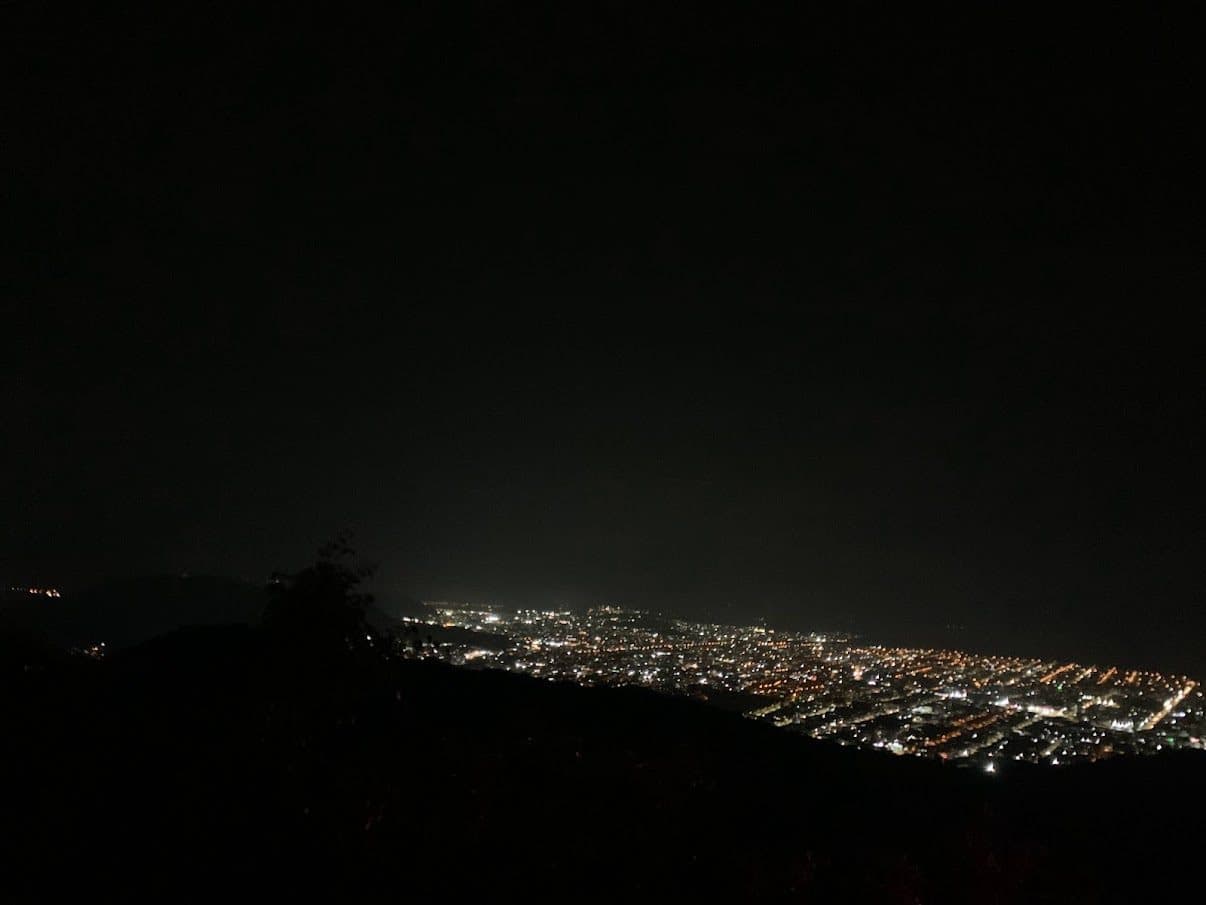 Vista noturna do bairro Iririú e da zona leste de Joinville