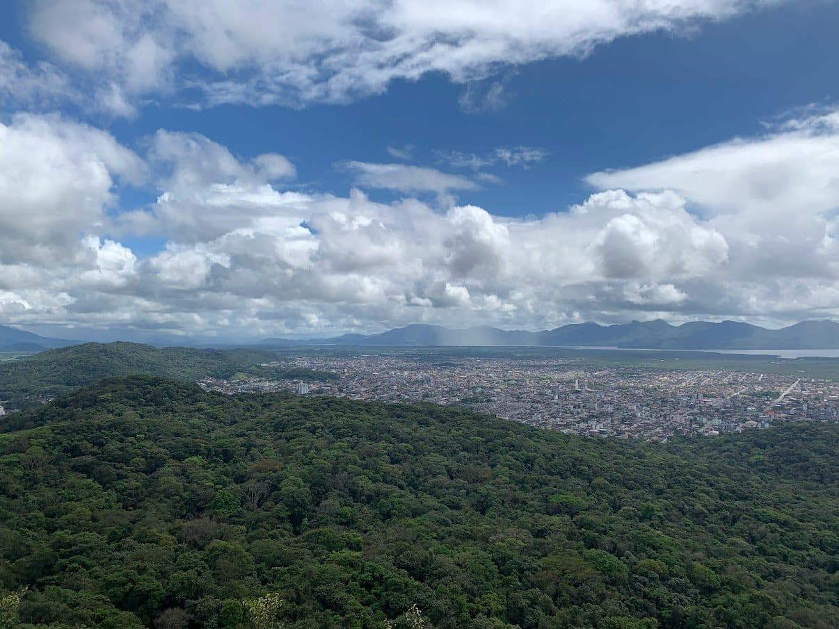 Vista do bairro Iririú e zona leste de Joinville em dia nublado, destacando o Morro do Iririú e o Morro do Boa Vista