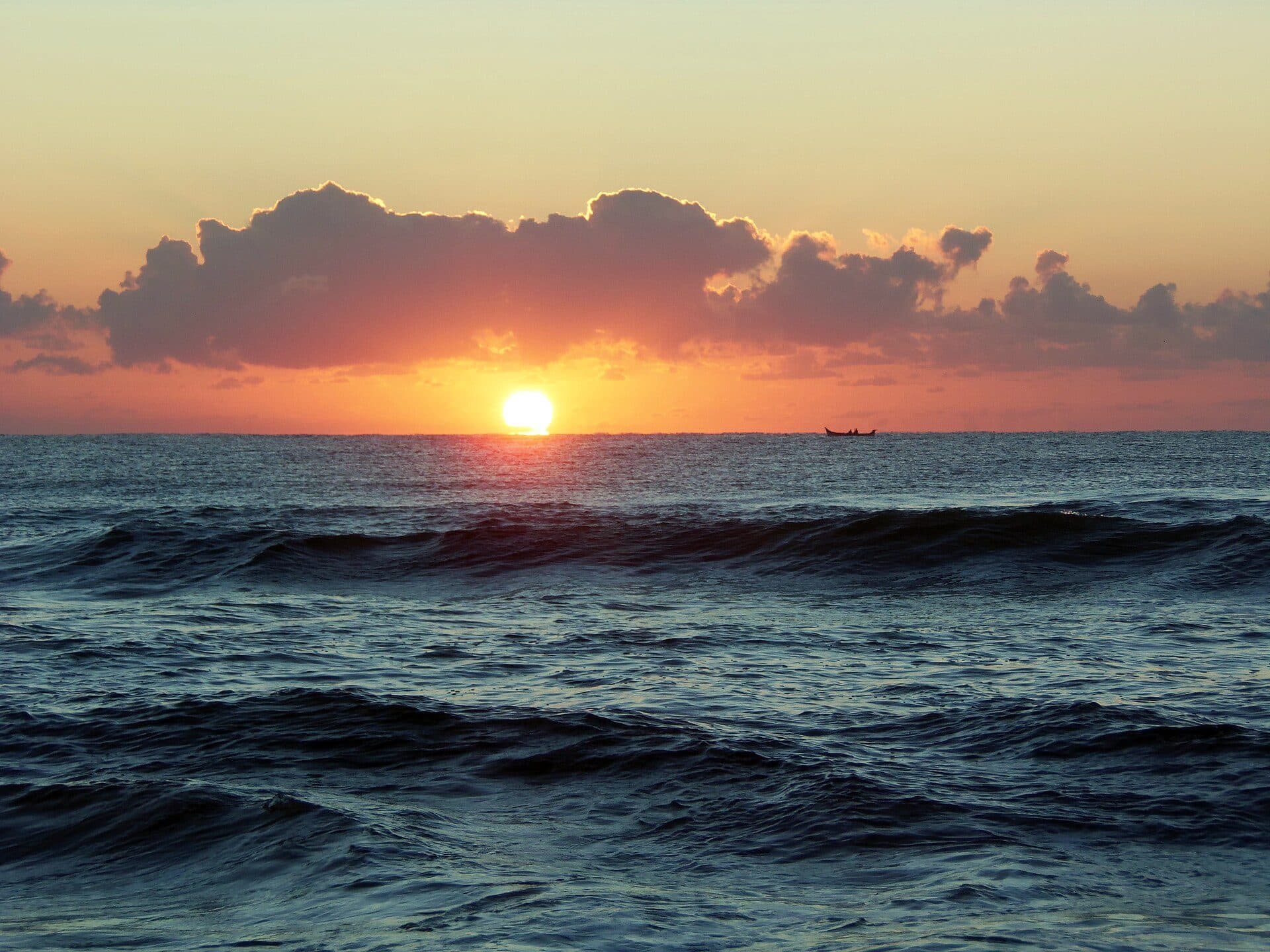 Nascer do sol no horizonte da praia de Guaratuba