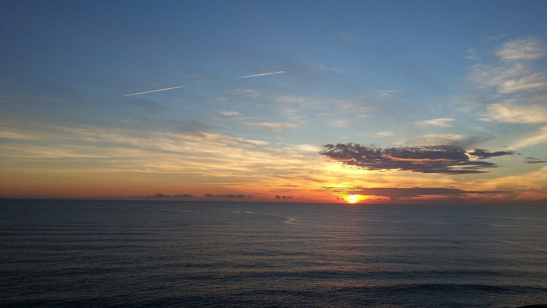 Nascer do sol sobre o mar na Praia de Guaratuba