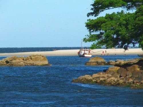 Vista da orla e do mar na Praia de Caieiras
