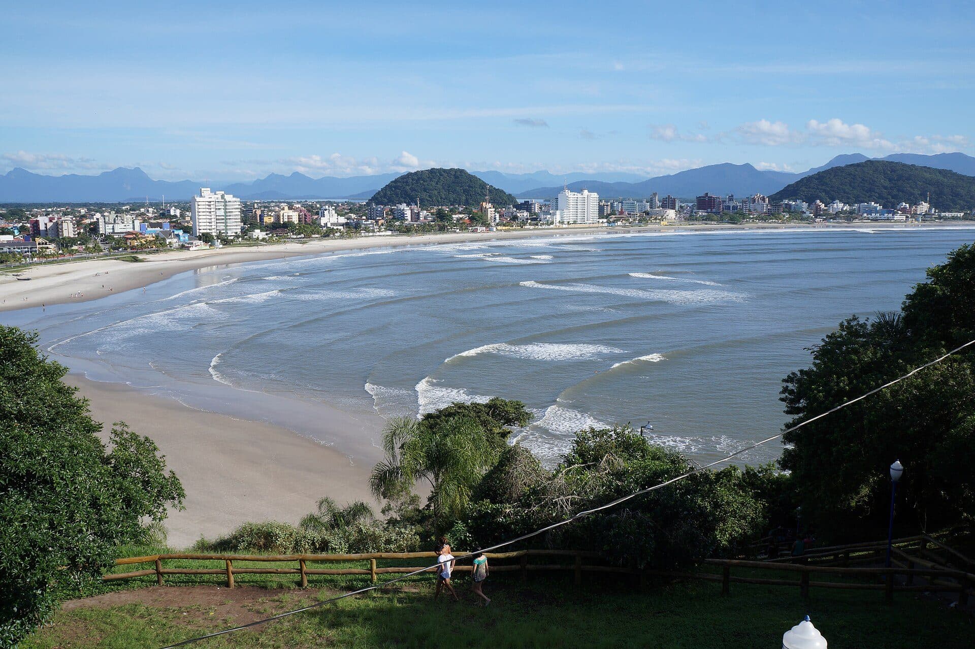 Vista da orla e da faixa de areia na Praia Central