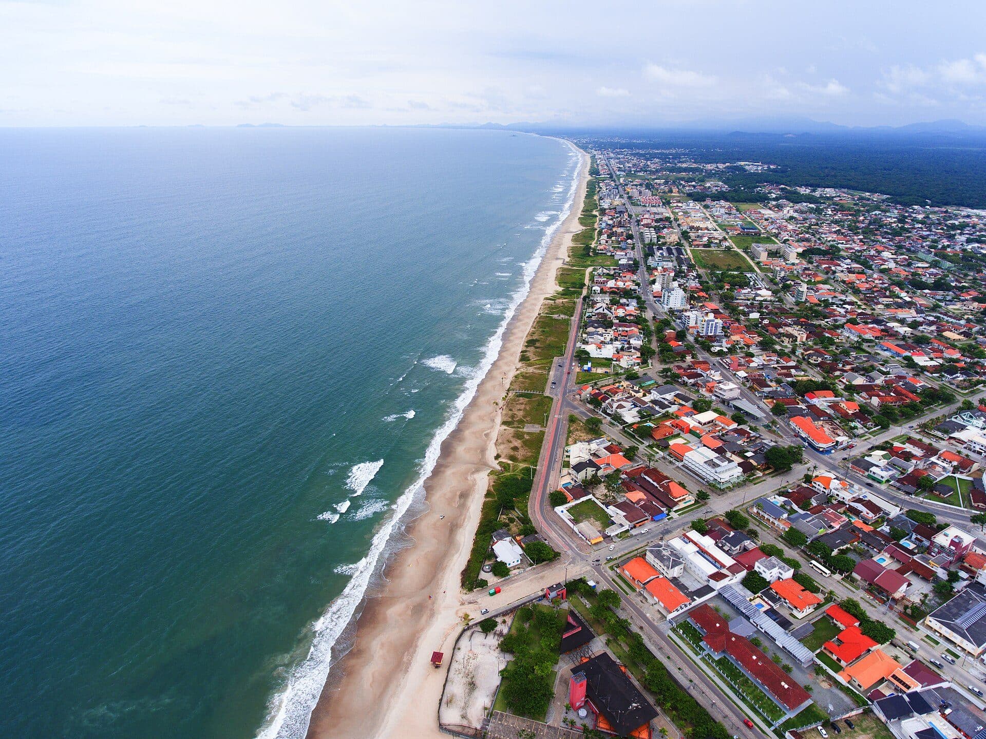 Vista da Praia de Guaratuba no litoral do Paraná