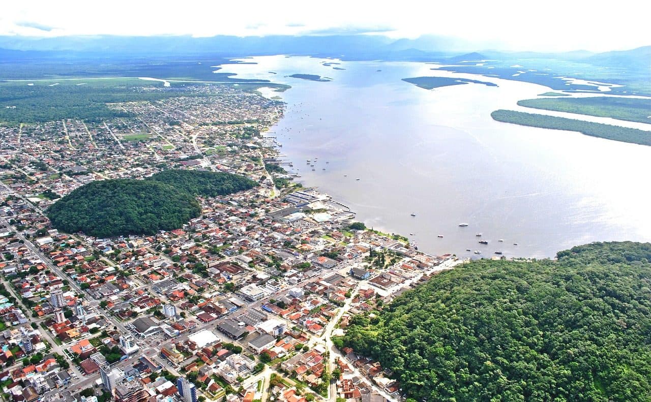 Vista panorâmica da cidade de Guaratuba com a baía ao fundo