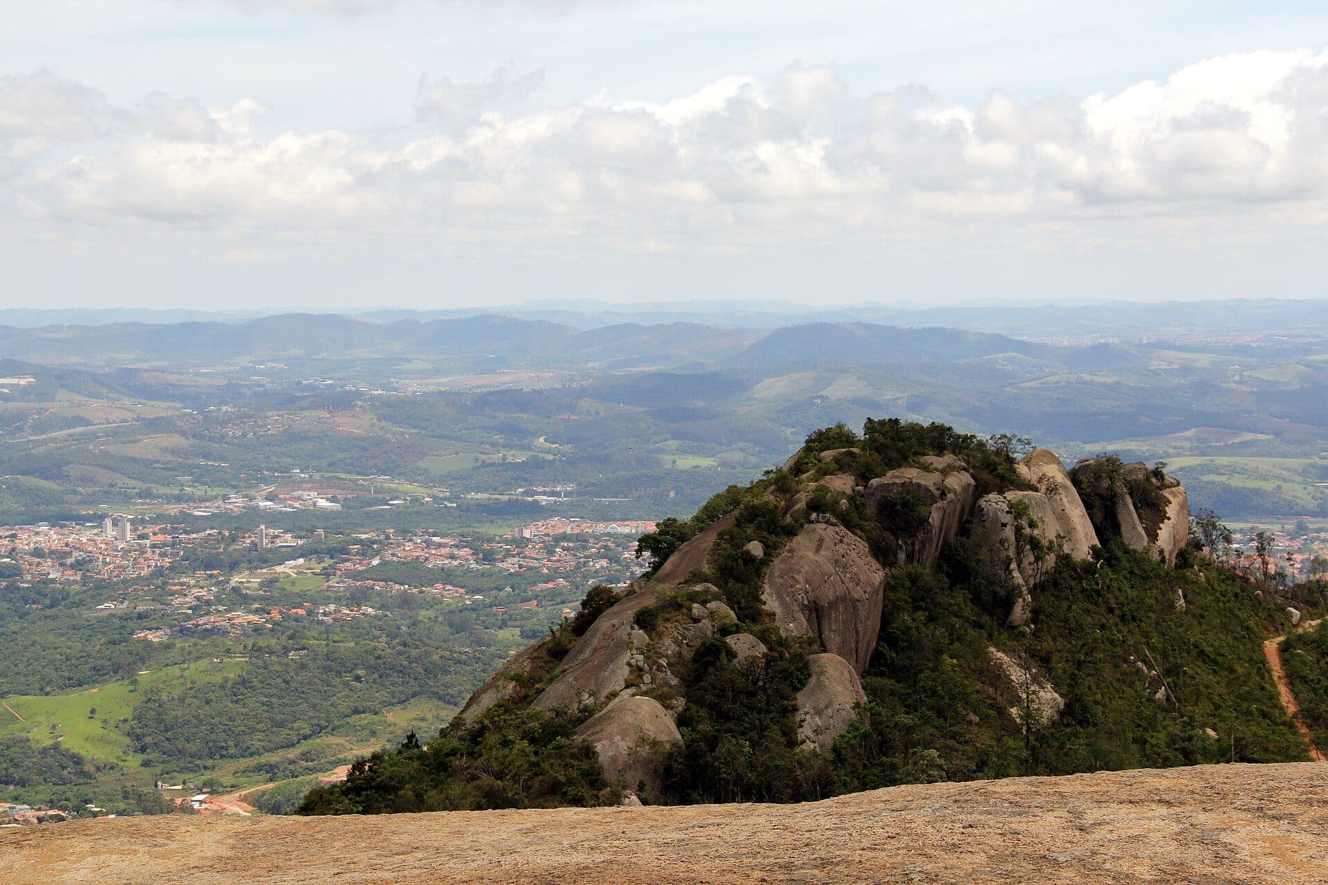 Vista da formação rochosa da Pedra Grande em Atibaia, São Paulo