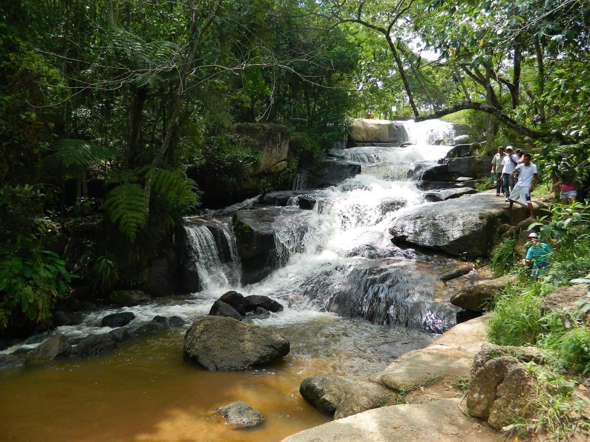 Vista da queda d'água da Cachoeira do Barrocão em meio à natureza