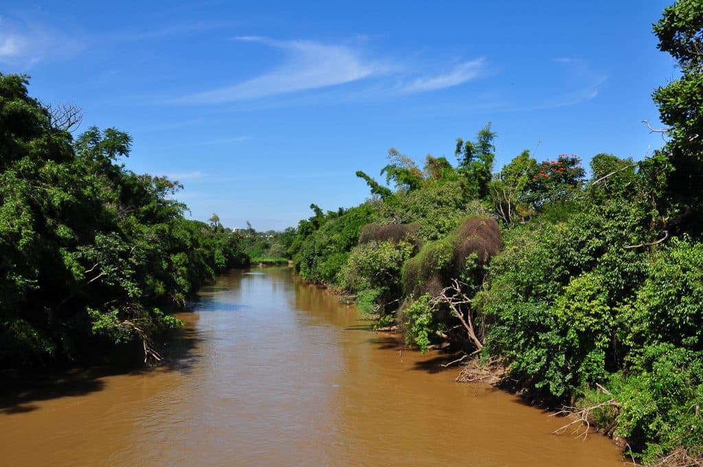Vista das águas e margens do Rio Atibaia