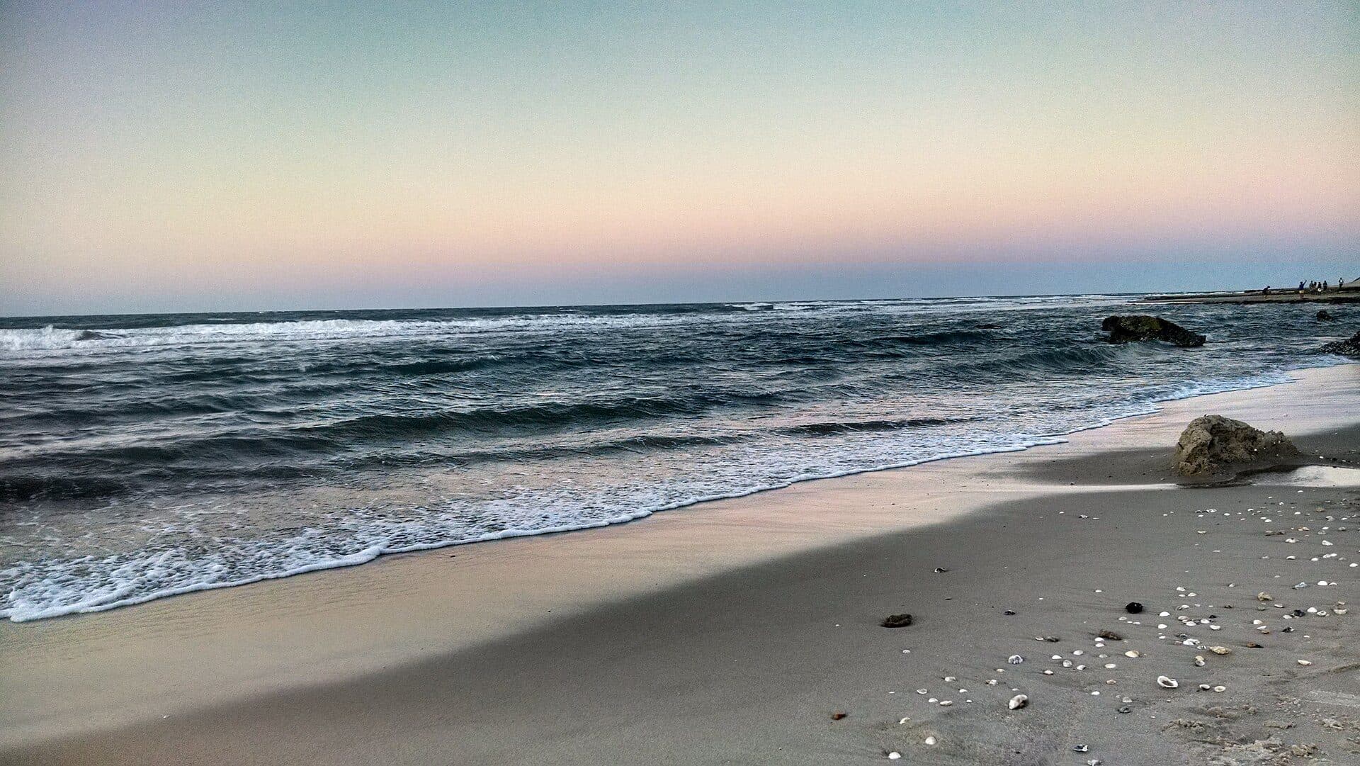 Pôr do sol sobre o mar na Praia de Uruaú