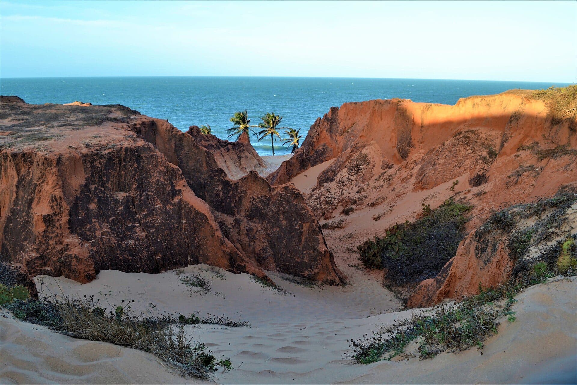 Vista da Praia do Morro Branco no litoral do Ceará