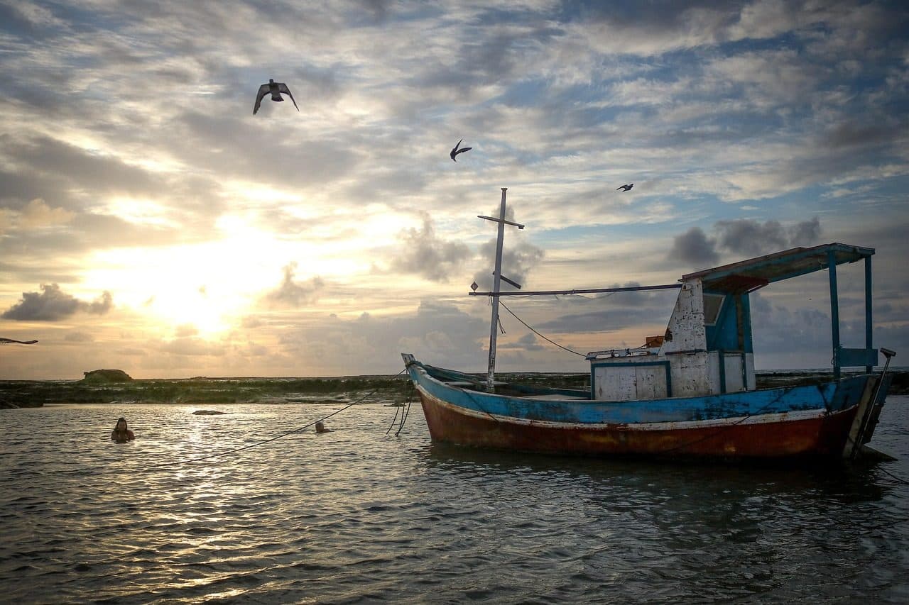Embarcação na praia de Arembepe, em Camaçari, Bahia