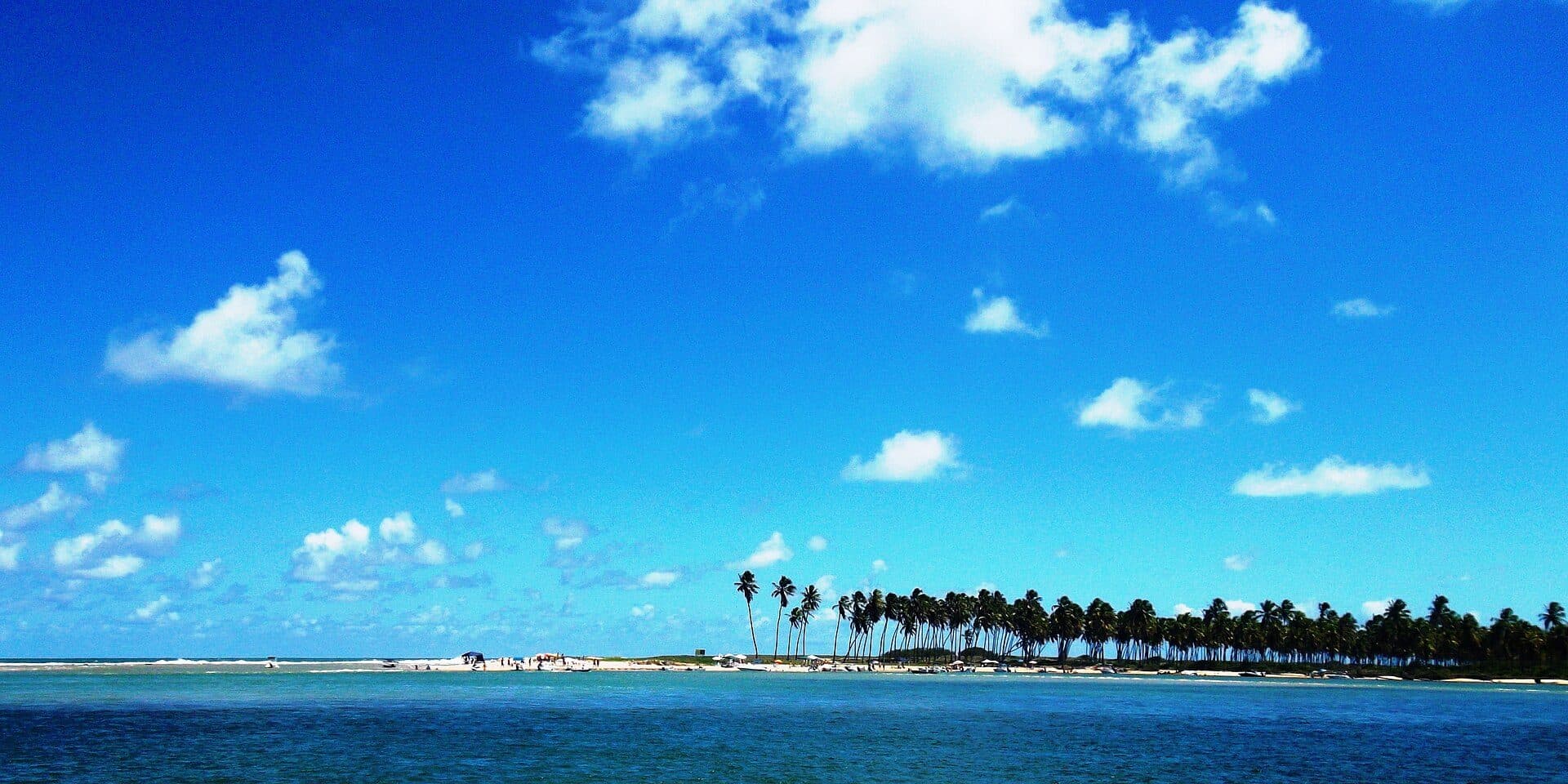 Vista da Praia de Piruí no litoral da Bahia