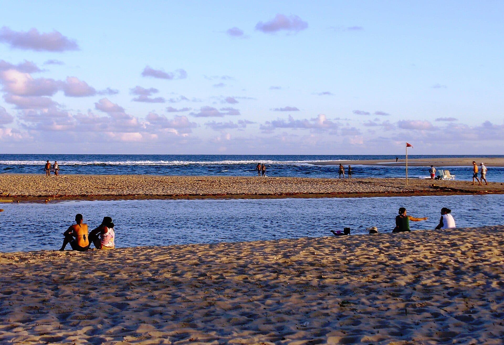Encontro do rio com o mar na praia de Barra de Jacuípe em Camaçari