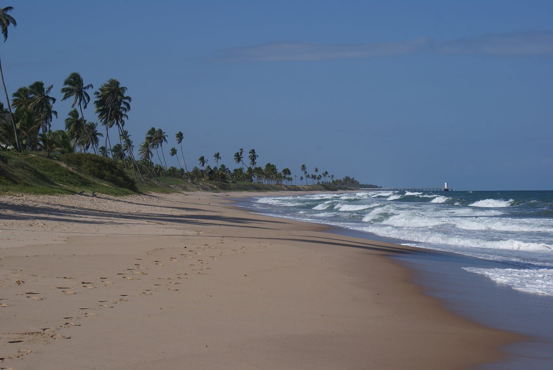 Paisagem da Praia de Arembepe no litoral da Bahia