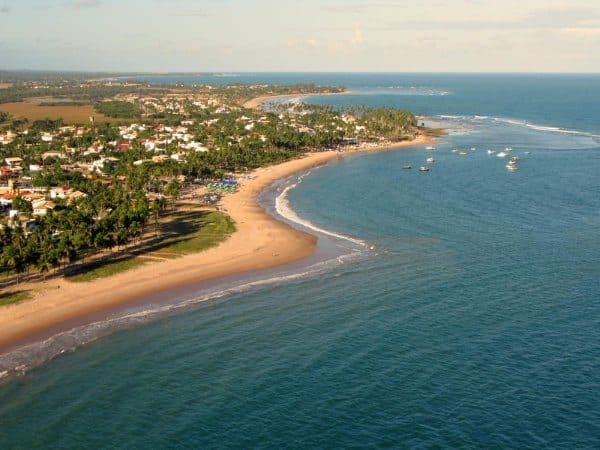 Vista da Praia de Guarajuba no litoral de Camaçari, Bahia