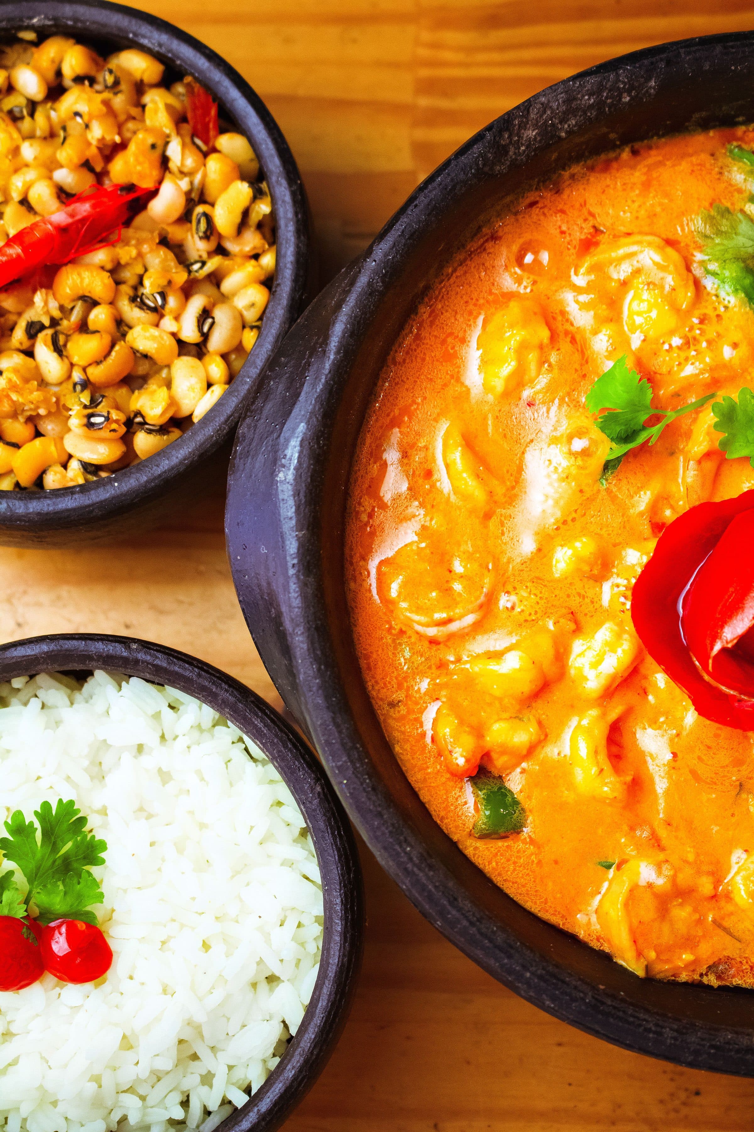 Prato de curry indiano servido com arroz e feijão