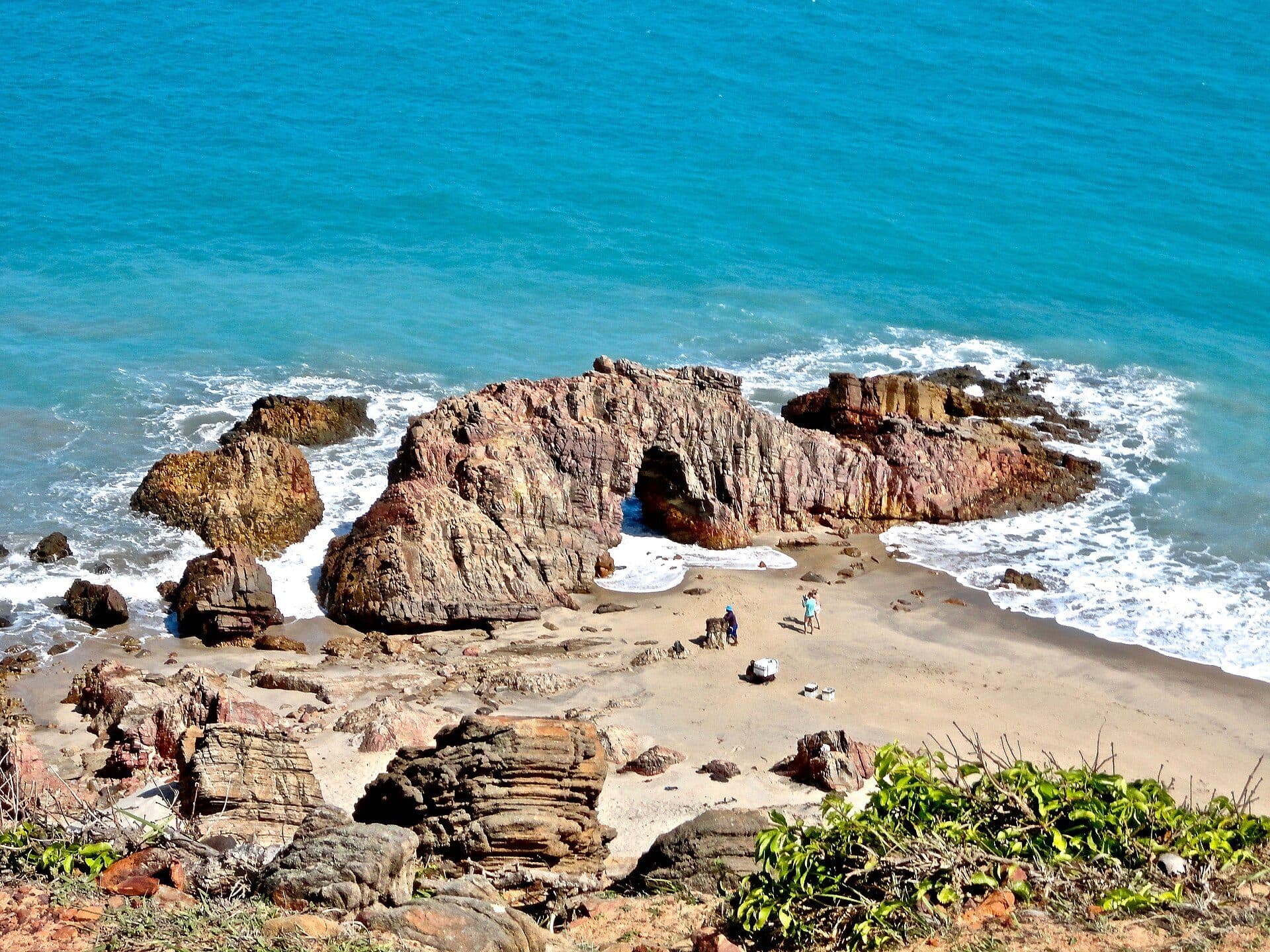 Vista da formação rochosa da Pedra Furada em Jericoacoara