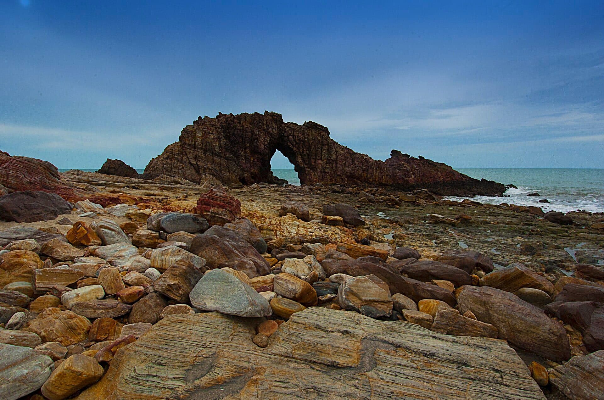 Formação rochosa da Pedra Furada no litoral de Jericoacoara