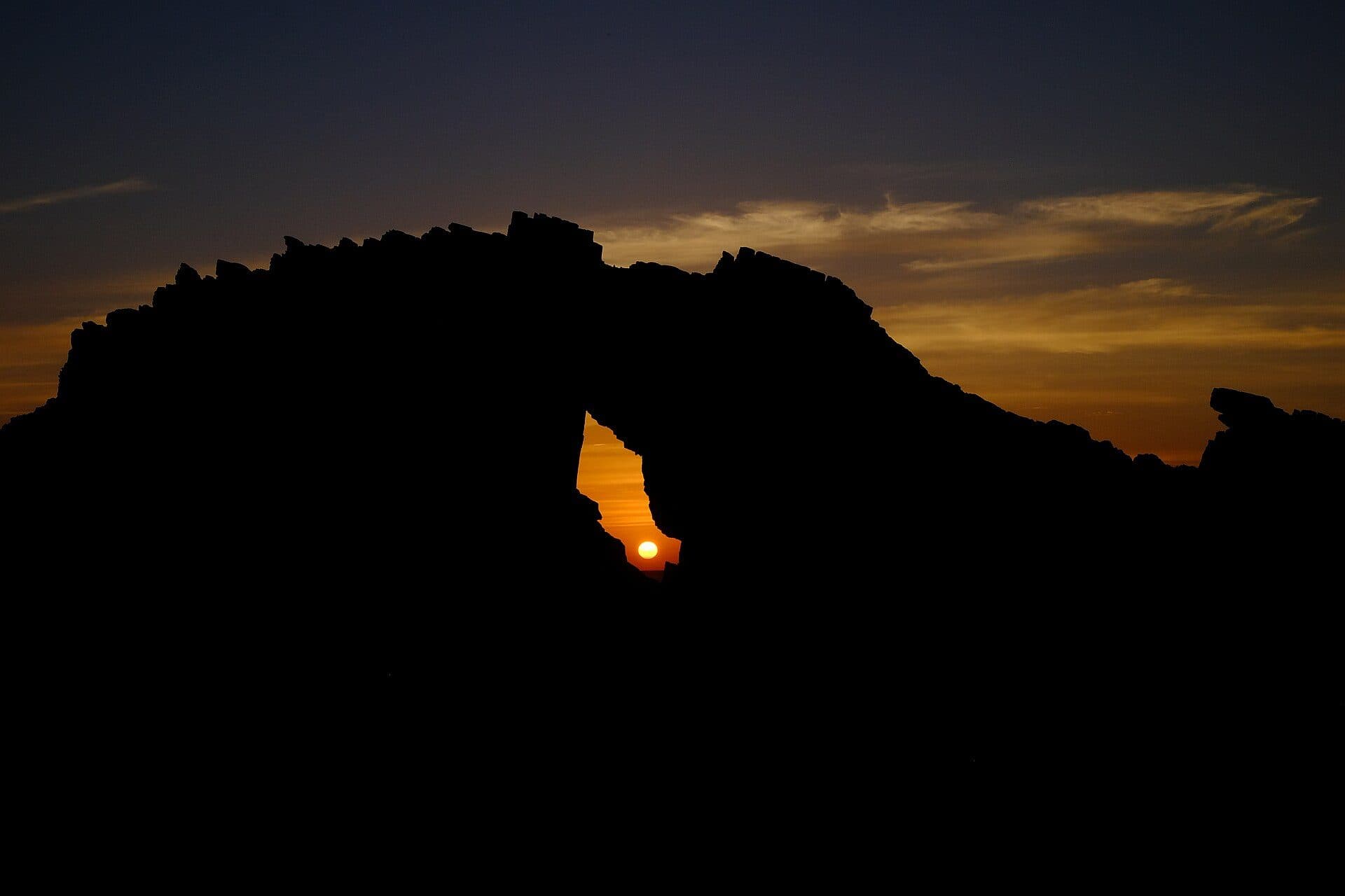 Pôr do sol sobre a formação rochosa da Pedra Furada